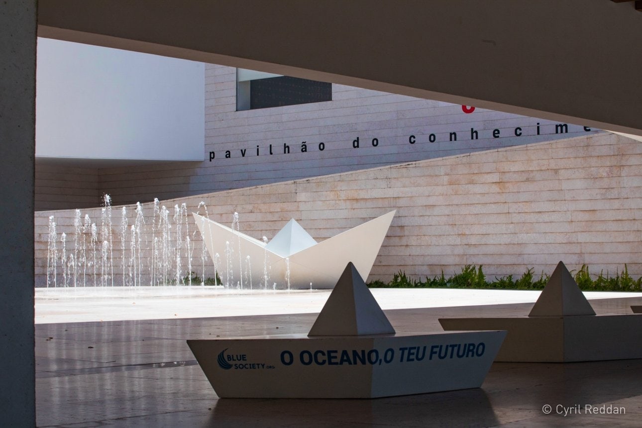Sheltered view of the Centro Ciencia Viva courtyard and fountain