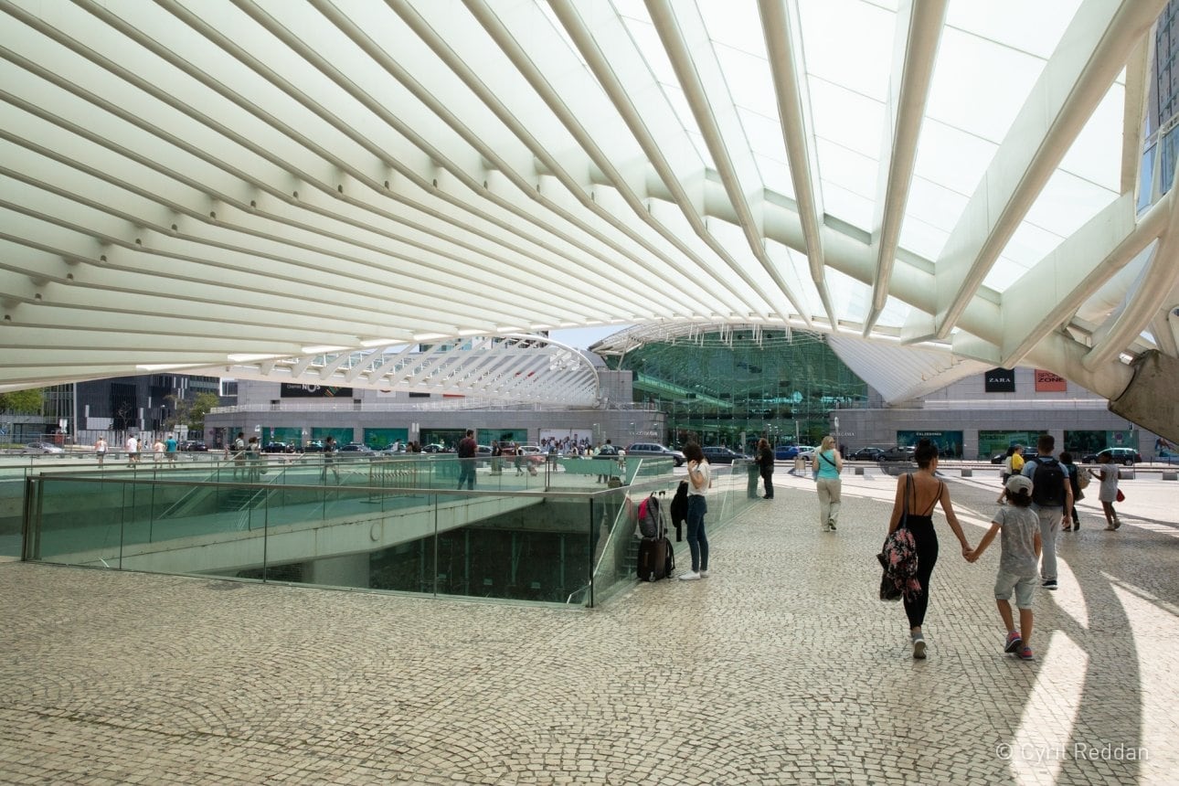 Vast roof structure covering the concourse of Gare do Oriente